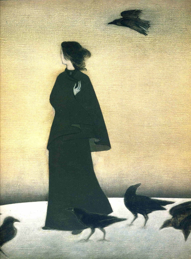 Na imagem, uma figura feminina de perfil veste um longo manto preto que cobre quase todo o corpo, deixando apenas o rosto e uma das mãos à mostra. O fundo é de tons suaves, variando do bege ao dourado, criando um contraste delicado com o preto da vestimenta. Ao redor da mulher, vários corvos caminham pelo chão branco e um voa acima de sua cabeça. A atmosfera é silenciosa e melancólica, transmitindo uma sensação de mistério e introspecção.